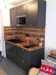 Kuchyň nebo kuchyňský kout v ubytování Superbe appartement Décoration montagne Centre Loudenvielle + 8 fotografií