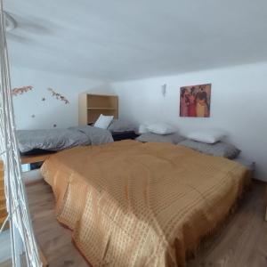 een slaapkamer met 2 bedden in een kamer bij Old Buda Family Home in Boedapest