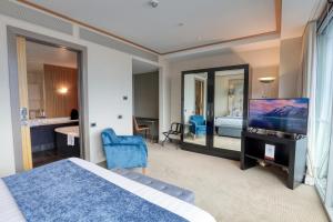 een hotelkamer met een bed en een tv en een slaapkamer bij Marsden Viaduct Hotel in Auckland