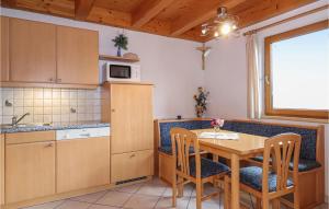 een keuken met een houten tafel en stoelen en een tafel bij Stunning Home In Steinfeld With Wifi in Steinfeld