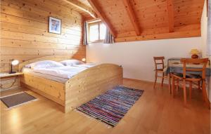 Säng eller sängar i ett rum på Stunning Home In Steinfeld With Wifi