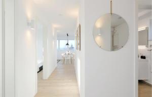 einen Flur mit weißen Wänden und einem Spiegel in der Unterkunft Cozy Apartment In Lembruchdümmer See in Lembruch