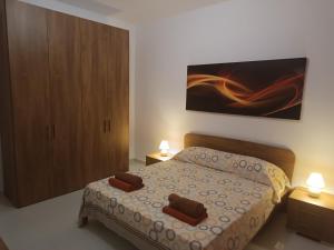 - une chambre avec un lit doté de 2 coussins bruns dans l'établissement Seagull Flats, à Marsalforn