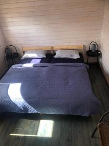 Postel nebo postele na pokoji v ubytování WOMOCAMP Holzhütte 2 with shared WC