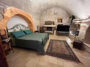 A bed or beds in a room at Case vacanza e camere in Villa Isabella con parcheggio custodito e wifi