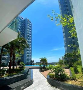 een uitzicht op het zwembad vanuit het appartement bij Tom homestay, căn hộ Nera garden Huế in Hue