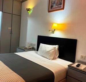 Postel nebo postele na pokoji v ubytování Grand Astoria Hotel