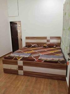 duże łóżko w pokoju z: w obiekcie Sandcastle Cottages 3 WiFi - SmartTV - Parking - Diveagar w mieście Diveagar