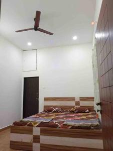 sypialnia z łóżkiem i wentylatorem sufitowym w obiekcie Sandcastle Cottages 3 WiFi - SmartTV - Parking - Diveagar w mieście Diveagar