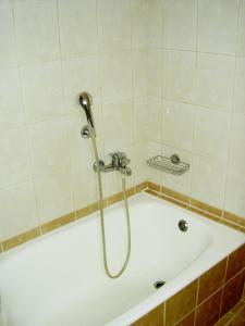 La salle de bains est pourvue d'une baignoire et d'une douche. dans l'établissement Mat Old Town Apartments B, à Réthymnon 13 autres photos