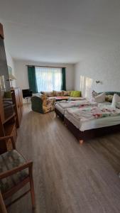 pokój z 2 łóżkami i kanapą w obiekcie Haus Schmidt w mieście Alt Bukow