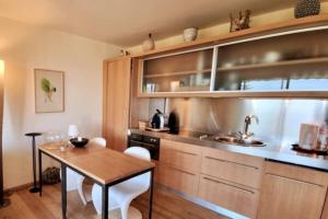 Una cocina o kitchenette en Studio Cap d'Antibes Vue Mer Exceptionnelle
