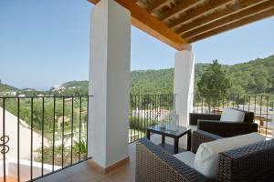a patio with chairs and a table on a balcony at Hotel Rural Can Maries in Puerto de San Miguel