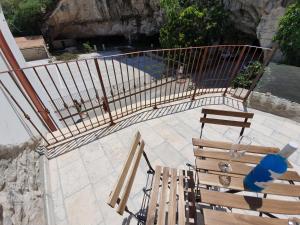 a group of benches sitting next to a pool at Il Daviduccio ibla in Ragusa