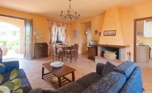 een woonkamer met een blauwe bank en een tafel bij I Borghi in San Gimignano