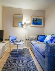 Number 9, Port Isaac Bay Holidays的休息区