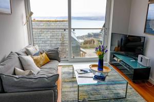 以撒港Number 9, Port Isaac Bay Holidays的带沙发和台球桌的客厅