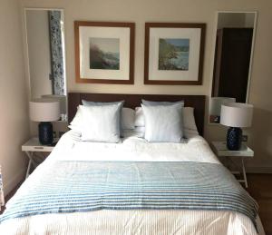 Number 9, Port Isaac Bay Holidays客房内的一张或多张床位