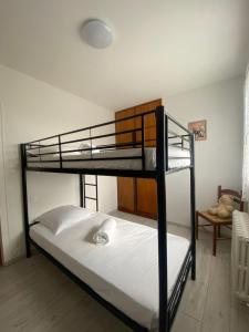 een slaapkamer met 2 stapelbedden in een kamer bij Gîte aux portes des châteaux - 12 min de Beauval in Saint-Romain-sur-Cher