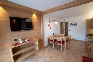 Residence Ronchi في مولفينو: مطبخ وغرفة طعام مع طاولة وكراسي