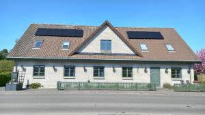 una casa con pannelli solari sul tetto di Klintholm B & B Bistro a Borre