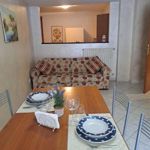 sala de estar con mesa y sofá en Casa Vacanze “ Fonte del Borgo”, en Lanciano