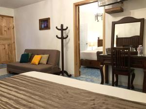 a living room with a bed and a mirror at Hostal Plaza Central in Tetela de Ocampo