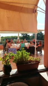 A restaurant or other place to eat at Hotel Villa Campana