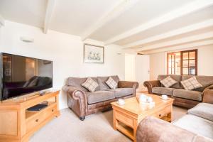 Gallery image of FARMHOUSE GETAWAY-Private Hot tub-comfortable-5 bedroom Sleeps 10 -Spacious-Three lounges one with wood burner, Patio with Private Hot Tub - garden furniture - large kitchen-dinner- American fridge, washing machine, dryer, five bedrooms-Great location in St Austell