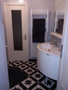 y baño con bañera blanca y lavamanos. en L'appart de Babou REZ DE CHAUSSEE parking free draps wifi, en Thiers