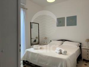 トッレ・ラピッロにあるCasa Marinaのベッドルーム1室(タオル付)
