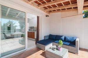 ein Wohnzimmer mit einem Sofa und einem Tisch in der Unterkunft Beachside Villa Marko in Milna