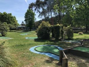 Ein Garten an der Unterkunft Village Vacances aux Villages sous les Pins
