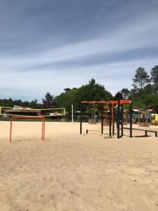 Ein Kinderspielbereich in der Unterkunft Village Vacances aux Villages sous les Pins