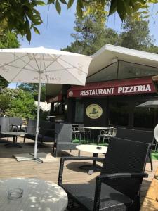 Ein Restaurant oder anderes Speiselokal in der Unterkunft Village Vacances aux Villages sous les Pins 