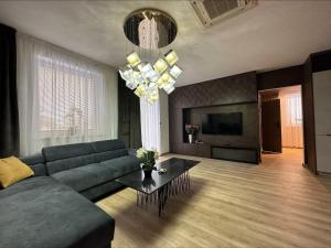 sala de estar con sofá y mesa en Apartmán Maťko, en Levice