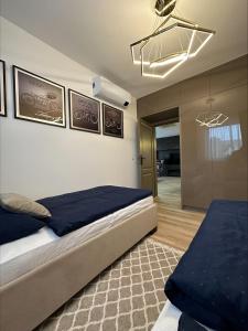 1 dormitorio con cama y lámpara de araña en Apartmán Maťko, en Levice