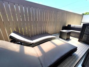een patio met 2 stoelen en een hek bij Smart Stay Ito 201 in Ito