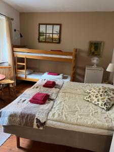 ein Schlafzimmer mit einem Bett mit zwei roten Kissen darauf in der Unterkunft Sveriges minsta Hotell! Hôtel Gruyère in Landskrona