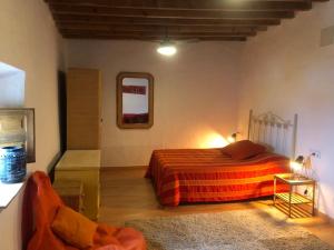 - une chambre avec un lit et un canapé dans l'établissement Preciosa vivienda rural en Alpujarra Almeriense, à Félix