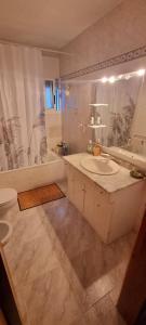 y baño con lavabo, aseo y bañera. en Can Domenech Montnegre en Tordera