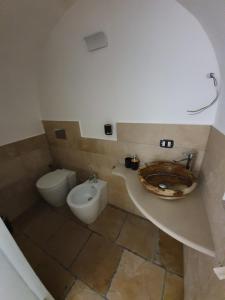 łazienka z toaletą i bidetem w obiekcie Il Daviduccio w Katanii