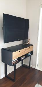 En tv och/eller ett underhållningssystem på Humble Abode