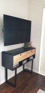TV a/nebo společenská místnost v ubytování Humble Abode