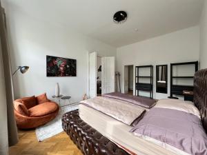 ウィーンにあるNEW Exclusive 100m2, Top location!のベッドルーム(大型ベッド1台、椅子付)