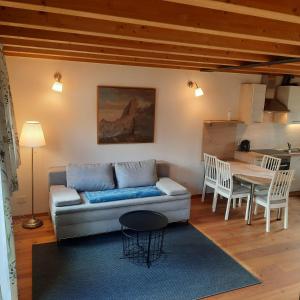 sala de estar con sofá y mesa en Haus Ahornweg en Bad Kleinkirchheim