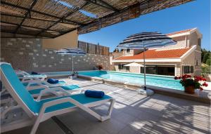 einen Pool mit Stühlen und Sonnenschirmen auf einer Terrasse in der Unterkunft Beautiful Home In Klek With House A Panoramic View in Klek