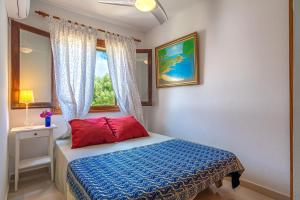 um quarto com uma cama e uma janela em Casa GINEBRO em Cala Ratjada