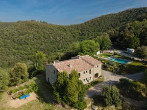 una vista aérea de una casa en las montañas en Arc de can Puig Luxury Holiday Home in catalonia en Sant Ferriol