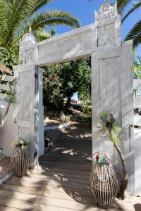 聖埃烏拉利亞的住宿－布埃納維斯塔套房酒店，拱门上有两个盆栽植物
